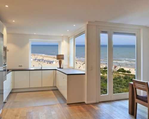 Modern,Kitchen,In,Renovated,House,With,View,On,Beach,At
